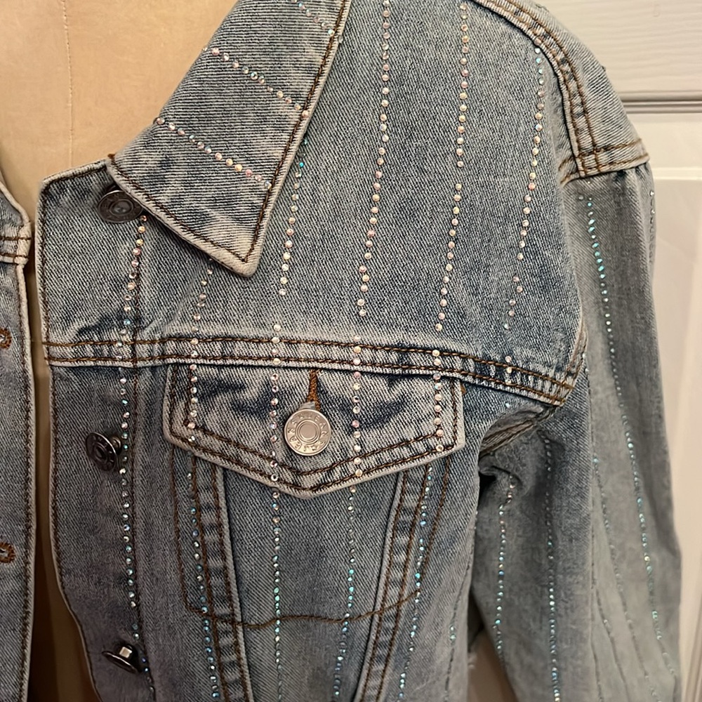 JULIANAS SIZE M BLUE JEAN SHORT CROP  BUTTON FRONT BLING JACKET